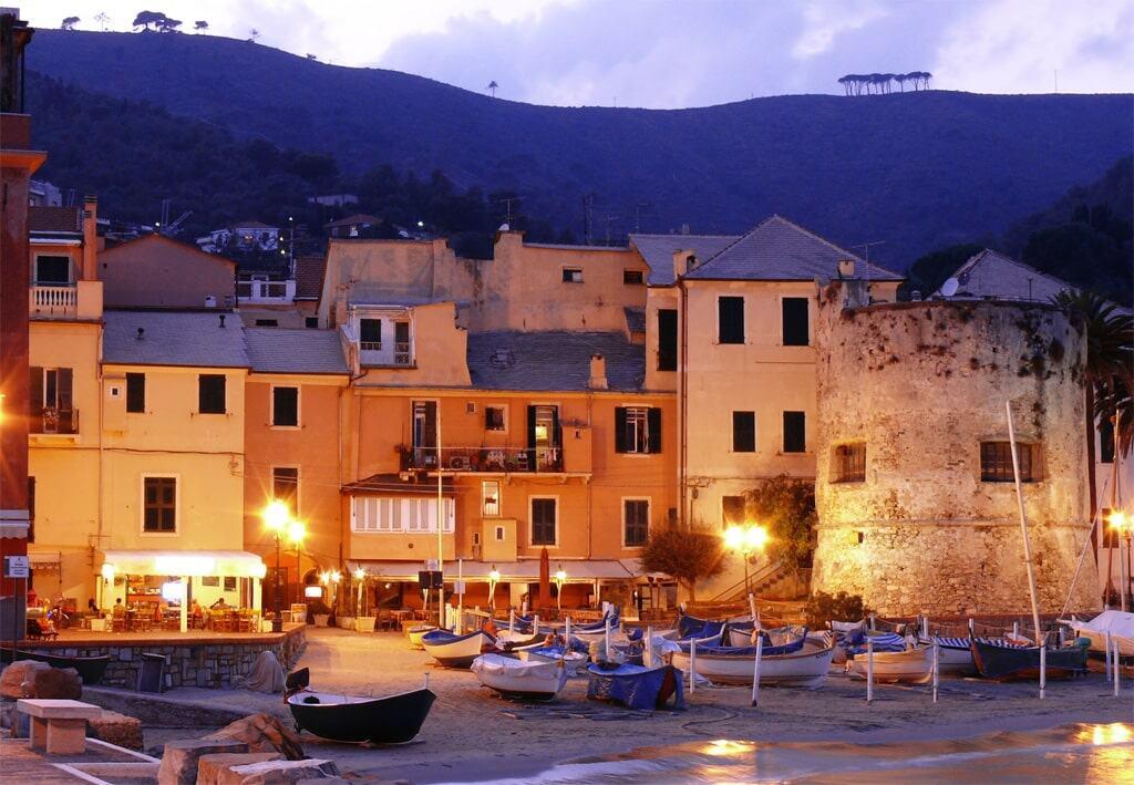 Laigueglia: Il Borgo del Corallo Sospeso tra Mare e Storia nella Riviera di Ponente