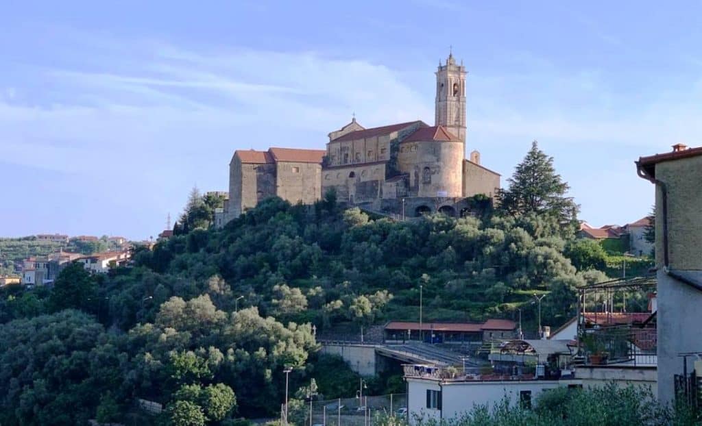 Castellaro: il borgo autentico dell’entroterra di Imperia tra ulivi, mare e tranquillità